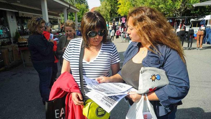 La concejala Elena Cores estuvo con la plataforma sanitaria en Vilanova repartiendo folletos. // Iñaki Abella