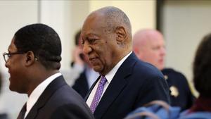 Bill Cosby entra en la sala donde se le juzga por supuestos abusos sexuales, en Norristown, Pennsylvania.