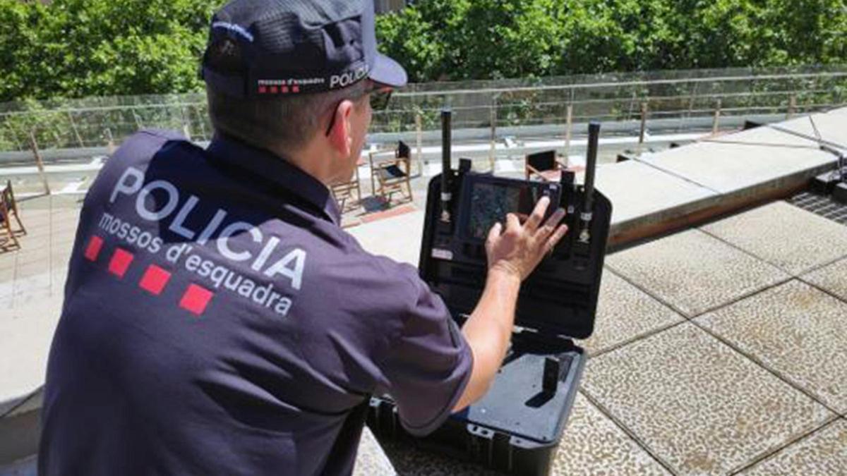 Un agent dels Mossos fent servir el sistema per detectar vols irregulars.