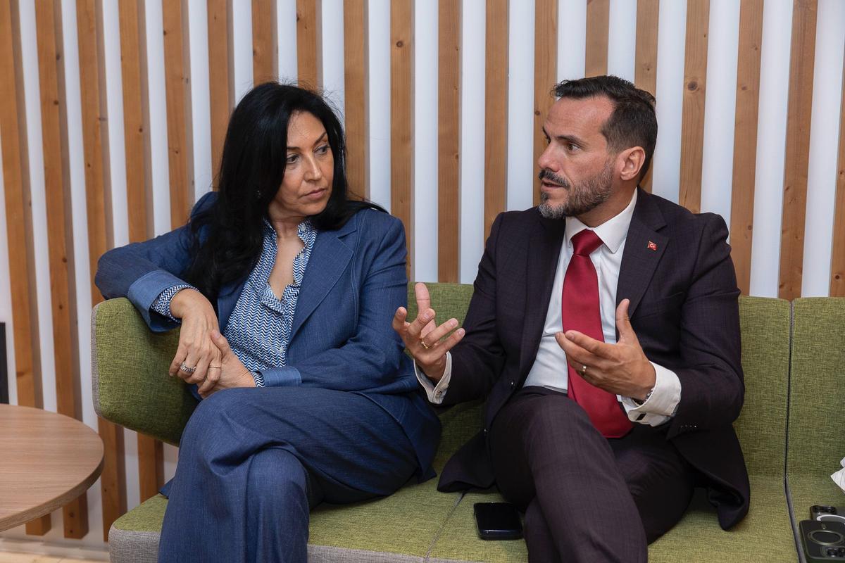 Fontes dialoga con la embajadora de Turquía Nüket Küçükel Ezberc.