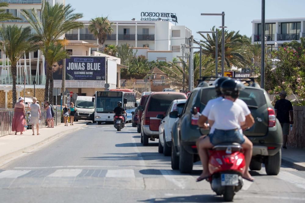 La sustitución de 500 metros de tubería del colector colapsa varias calles de la zona