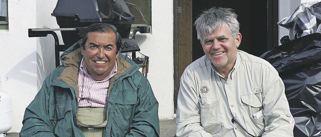 Javier Loring, a la izquierda, junto a Orri Vigfússon, en una de sus visitas a Islandia.