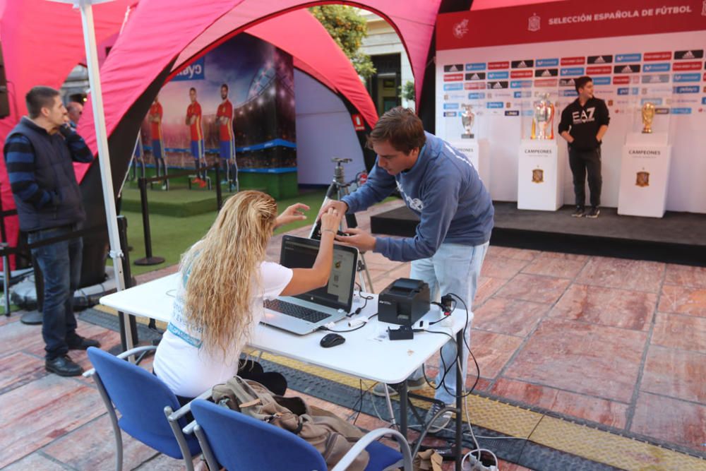 Cientos de aficionados hacen cola durante todo el jueves para fotografiarse con los trofeos de La Roja