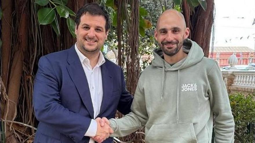 El presidente de la Vilanova, Alejandro Bañuls, con el artista Fernando Foix