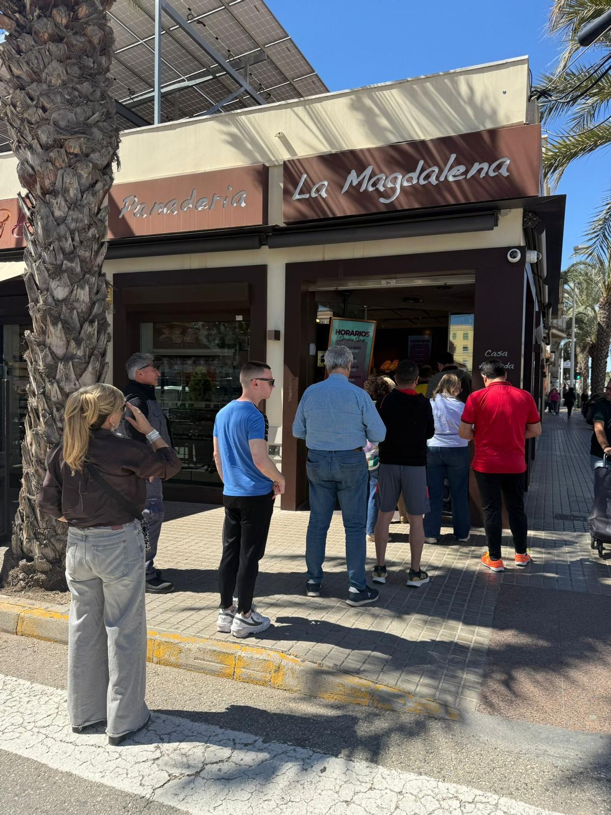 Largas colas a las puertas de la panadería La Magdalena en Torrellano para recoger la mona este Lunes de Pascua
