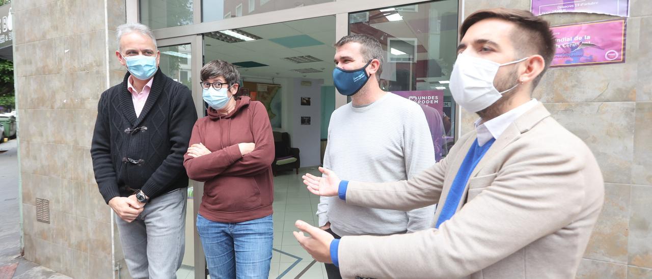 Héctor Illueca (izq.), ayer, en un acto con militantes en Castelló.