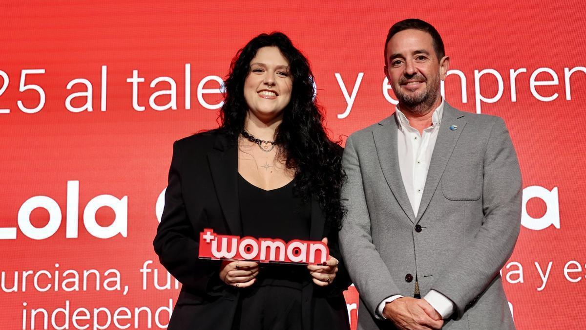 Lola Consuegra recibe el premio de manos de Enrique Ferrer.