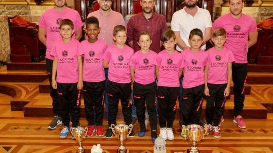 El alcade, Xulio Ferreiro, junto al 5 Coruña prebenjamín.