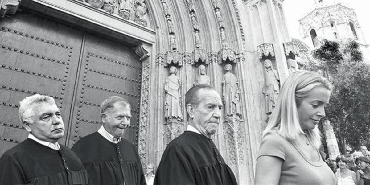 Membres del Tribunal de les Aigües de València, en una de les fotografies de Joan Antoni Vicent per a ’Viatge pel meu país’.