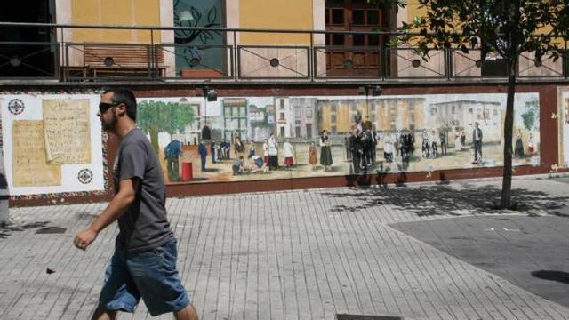 El mural de la Salve marinera, en la plaza candasina de El Paseín.