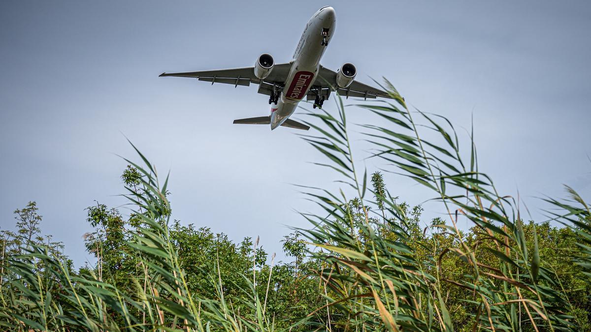 Un avión del Aeroport de El Prat sobrevuela el Delta del Llobregat.