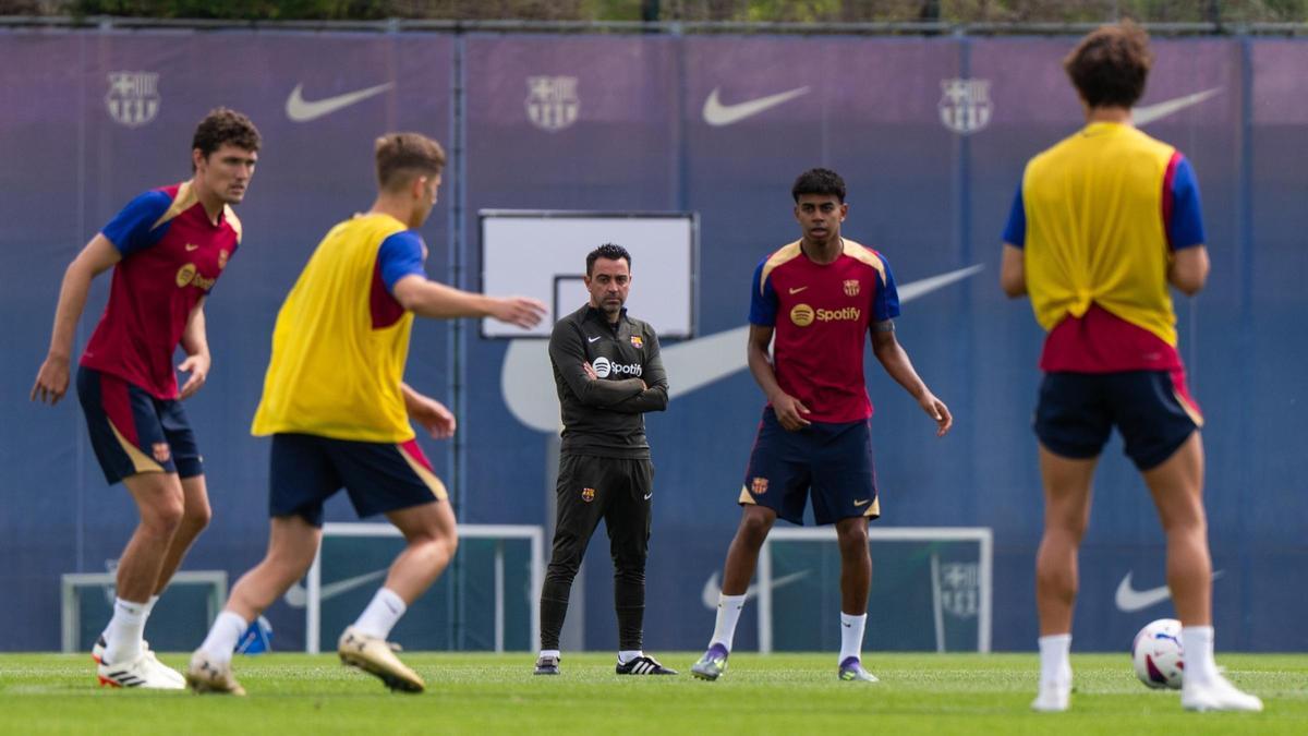 Xavi mira la evolución de un rondo.