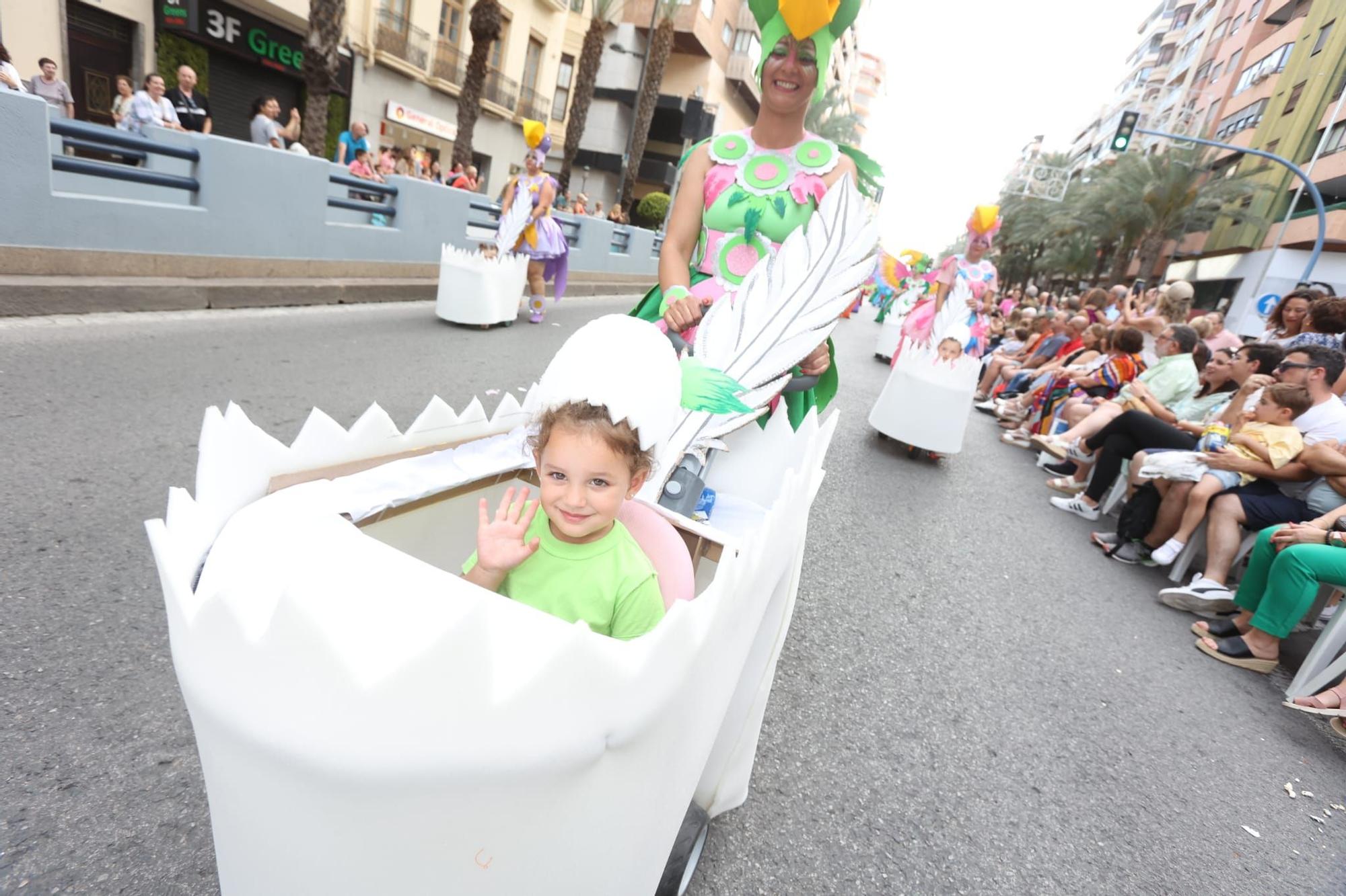 Las 89 hogueras y 20 barracas inundan las calles de Alicante con el tradicional desfile del Ninot