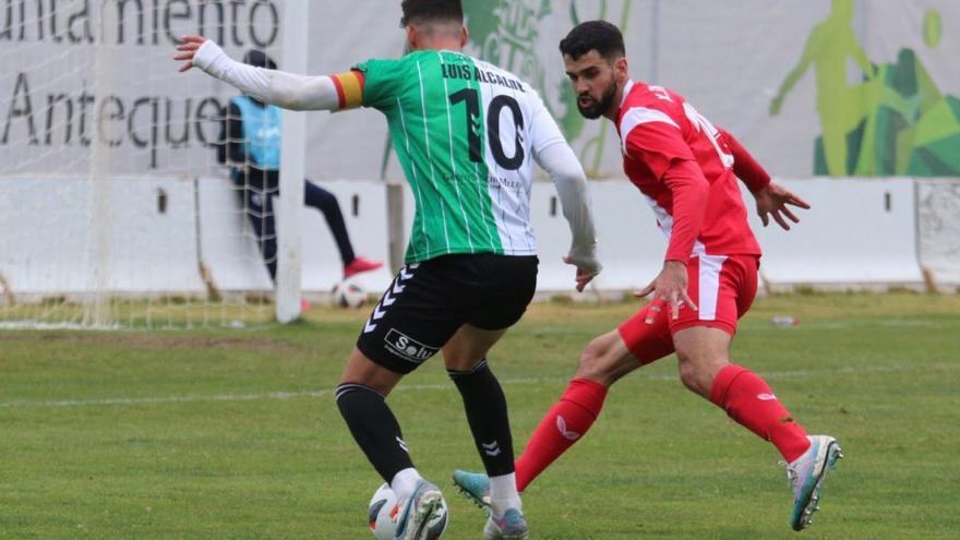 El Antequera CF cede ante el filial sevillista su primer traspié en casa