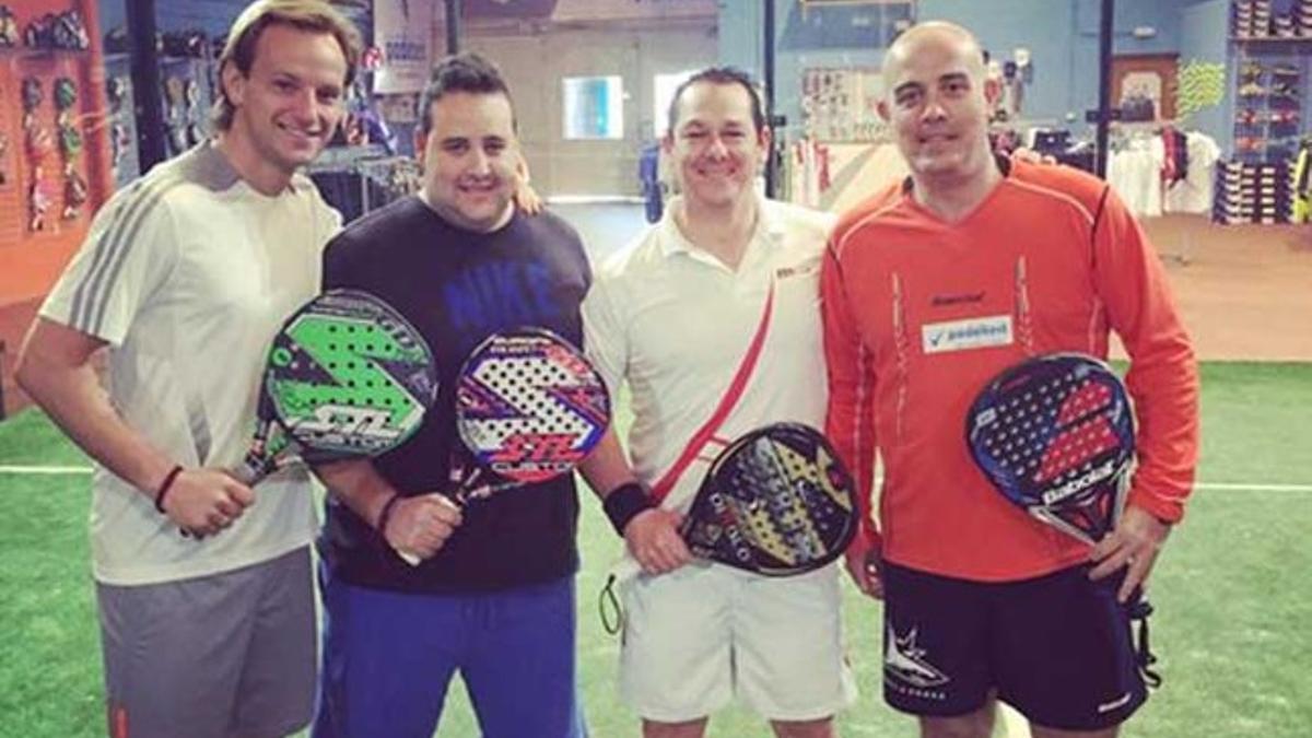 Ivan Rakitic junto a unos amigos en una pista de padel en Sevilla