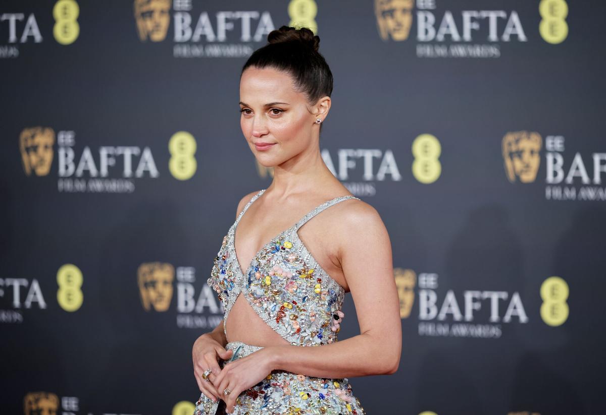 La actriz irlandesa Jessie Buckley, en la alfombra roja de los Premios BAFTA en el Royal Festival Hall de Londres.