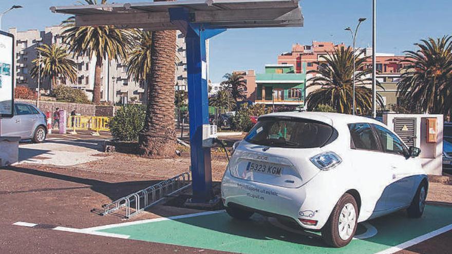 Aparcamiento con marquesina fotovoltaica para vehículos eléctricos en el Campus Central de la universidad de La Laguna.