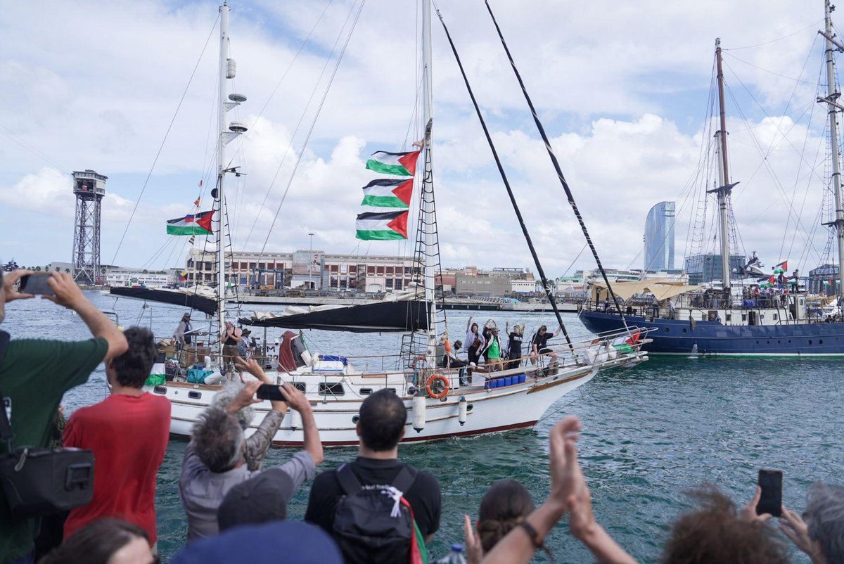 La Flotilla solidaria con destino a Gaza zarpa del puerto de Barcelona, este domingo.