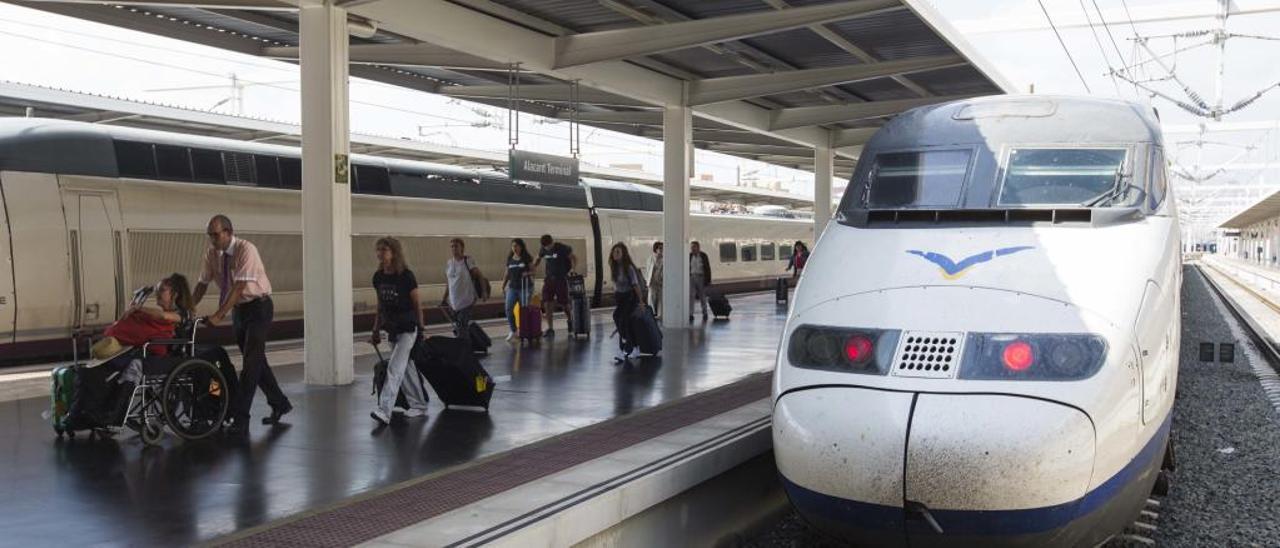 Renfe solo admite desde este viernes pago con tarjeta en sus taquillas