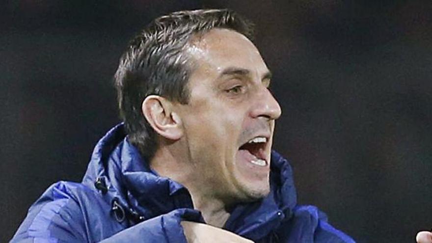 Gary Neville vuelve a cargar contra el Barça