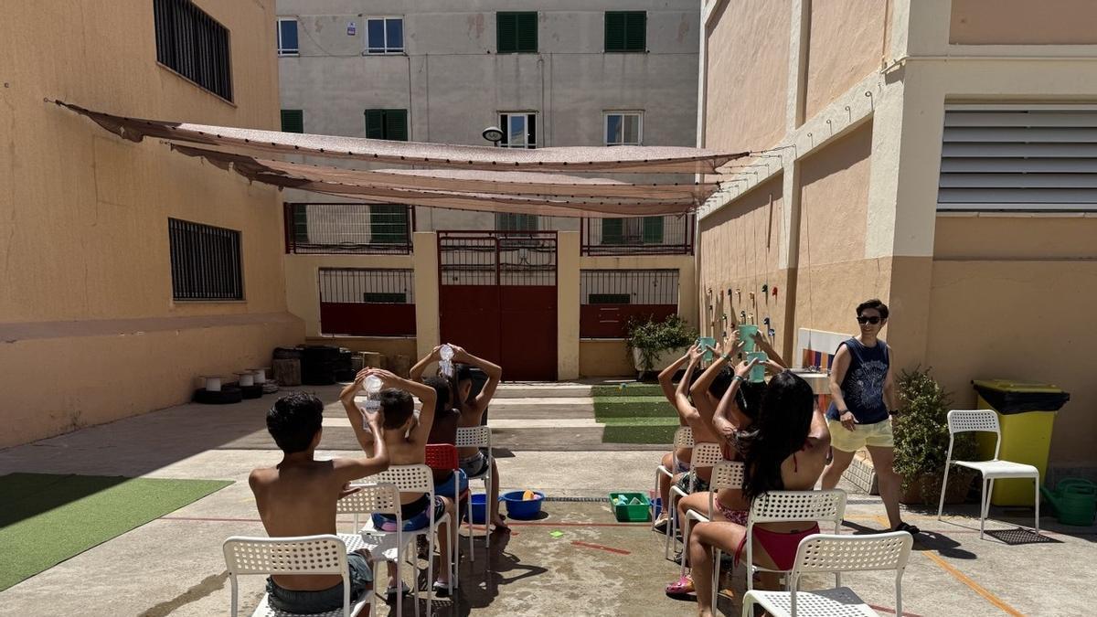 El colegio ha organizado juegos de agua para los niños después de que la empresa de autocares les negara la excursión.