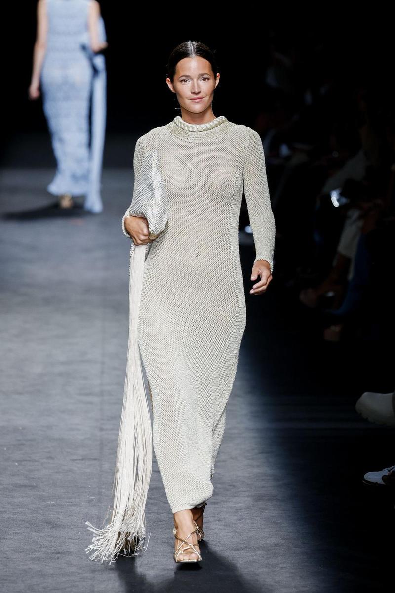 Malena Costa en el desfile de Simorra en la MBFWMadrid 2023