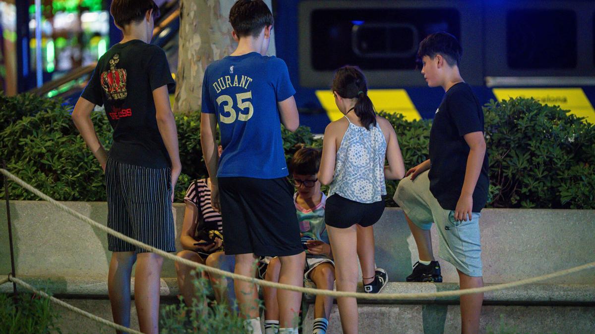 Dilemes estiuencs sobre els horaris d'adolescents a la nit.