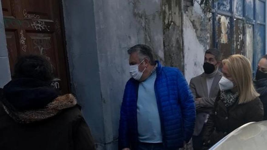 Rubén Fernández, Hugo Huerta y Cristina Coto a la entrada de una de las viviendas okupadas de Almacenes Industriales