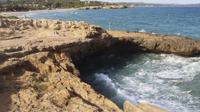 La zona de roques al costat de la platja de l’Arrabassada on es va produir l’accident.  | ELOI TOST / ACN