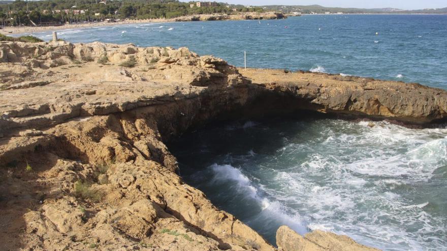 Un menor mor al banyar-se en una platja de Tarragona