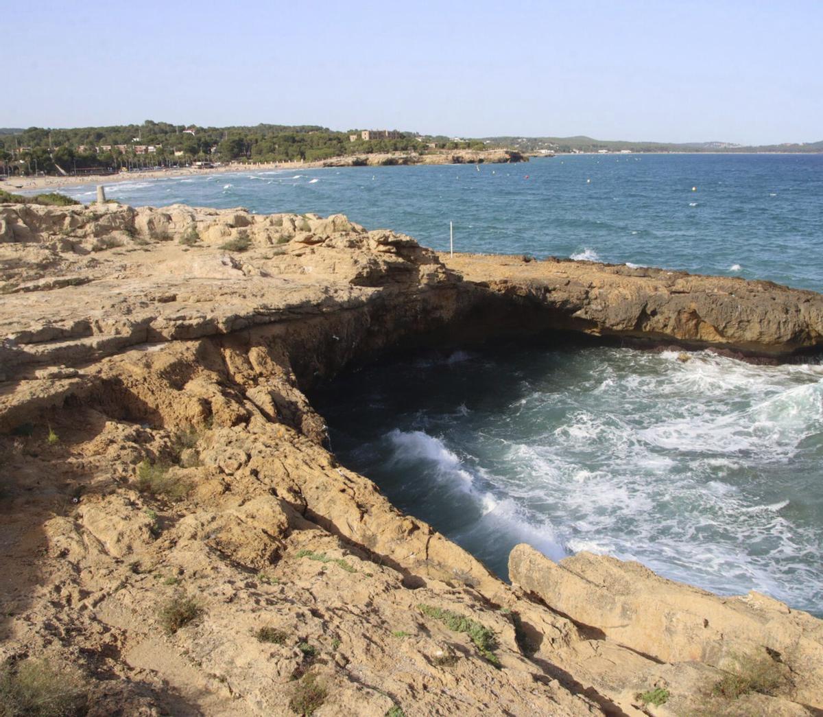 Un menor mor al banyar-se en una platja de Tarragona