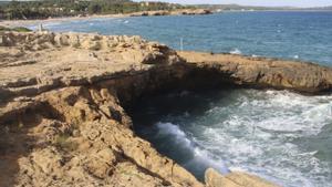 Un menor mor al banyar-se en una platja de Tarragona