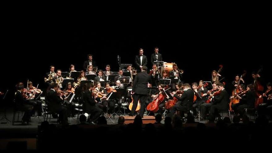 Público y músicos durante el concierto &quot;De Viena a Zamora&quot; en el Teatro Ramos Carrión.