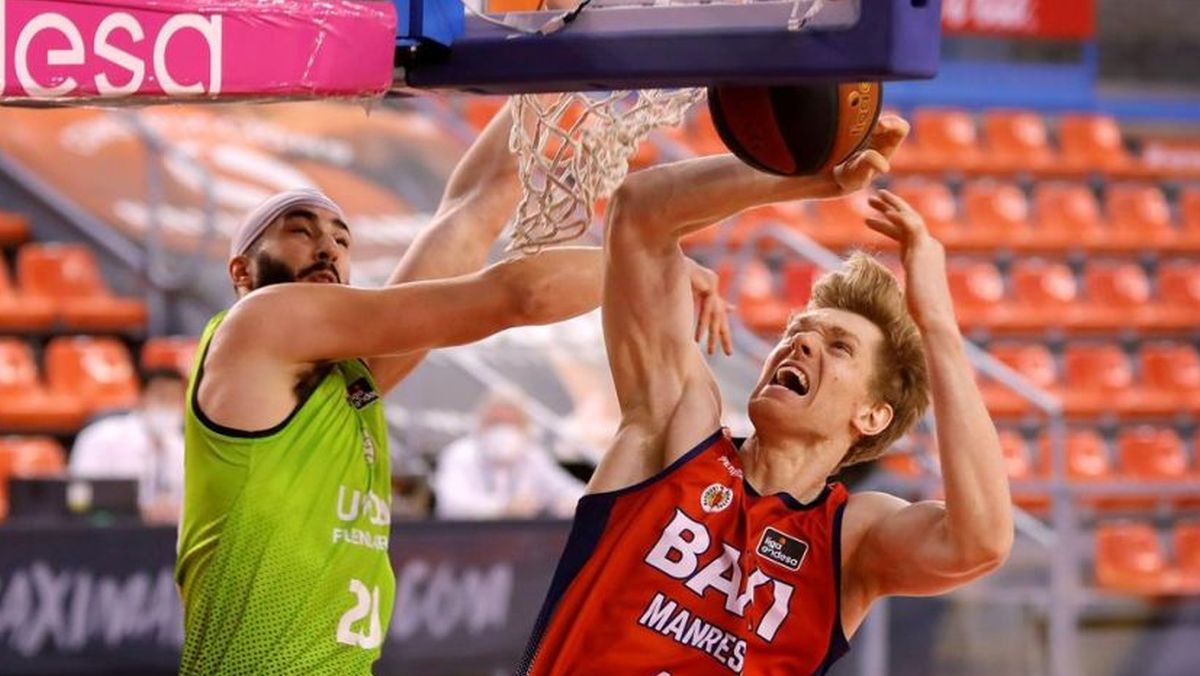 Scott Eatherton (derecha) lucha por el balón con Josh Sharma.