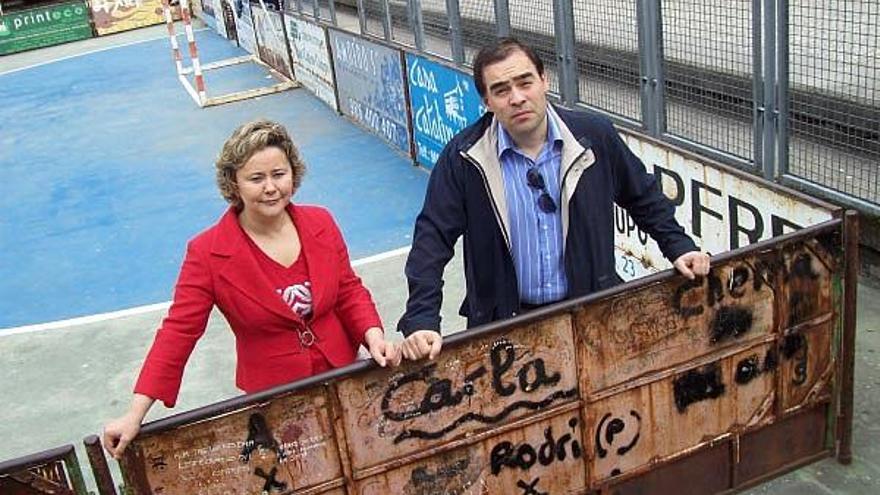 Canal, con el concejal Alberto Pazos, en la pista de fútbol de A Xunqueira.