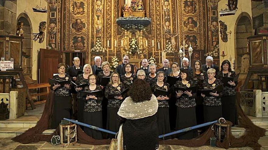 A Coral Polifónica Virxe da Barca durante o programa.   | // P. CELTA