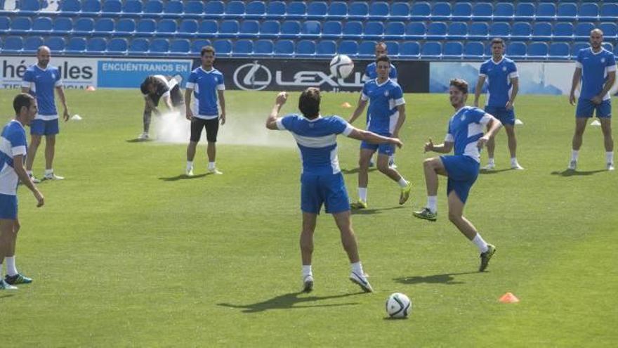 Mariano Sanz intenta controlar el balón ante un sonriente Siro, ayer, en el último entrenamiento de la semana.