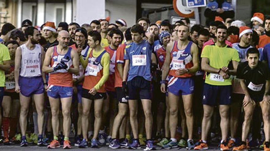 Los participantes en la &quot;San Silvestre&quot; de Luarca antes de tomar la salida.