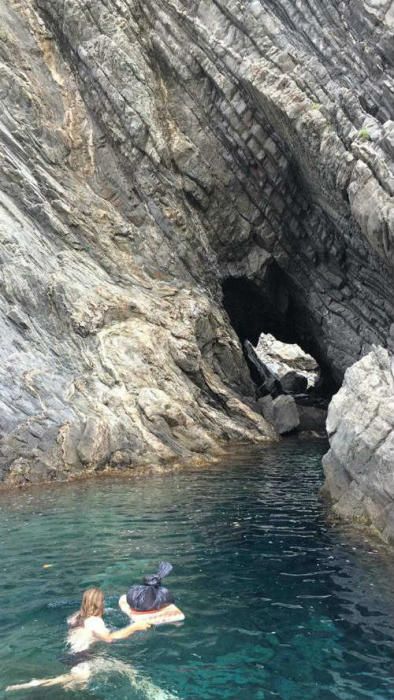 Marco Noris nedant amb el material de pintura per accedir a la Cova Foradada, a Portbou, on hi ha la última fita fronterera, la 602