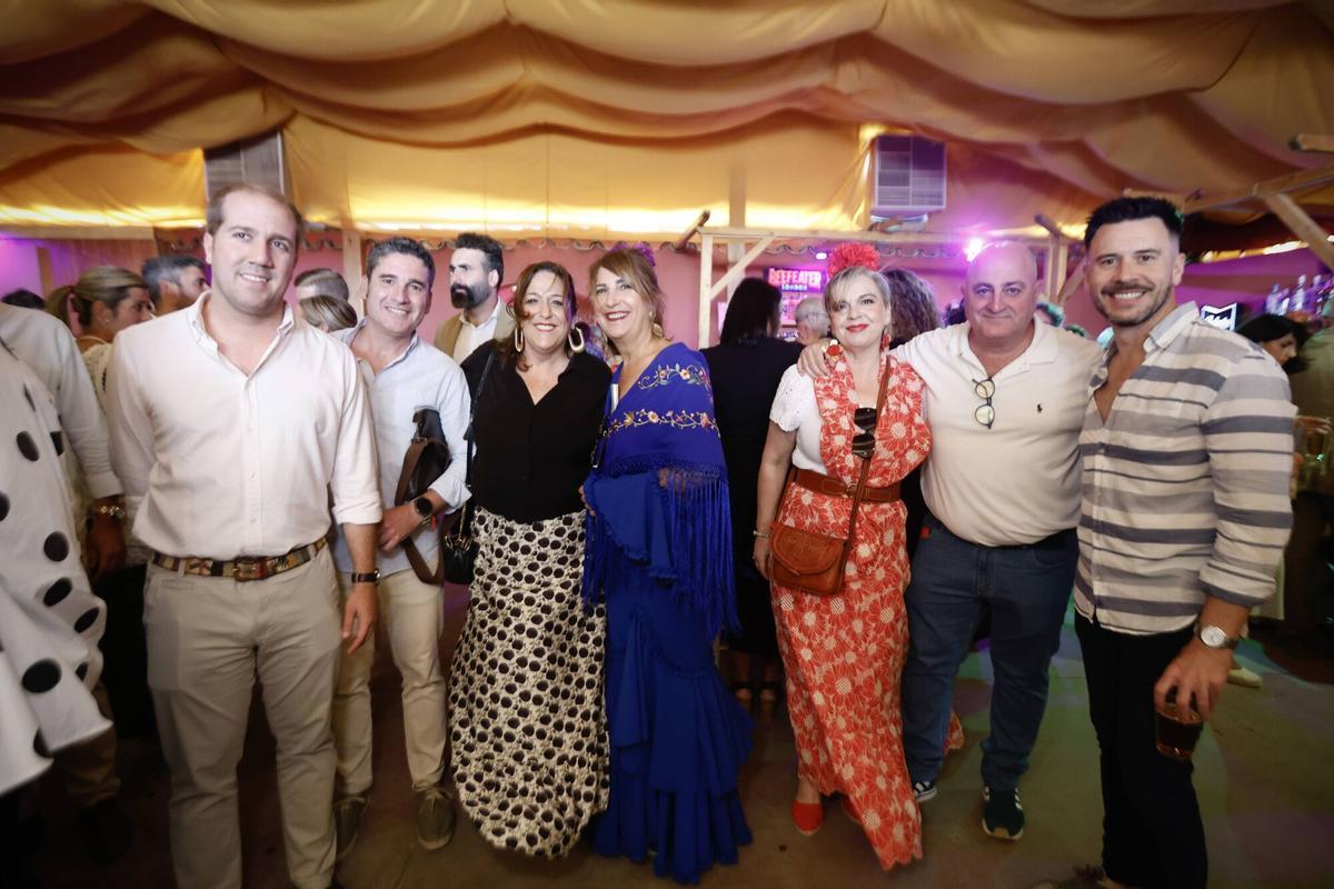 Peñas y el PSOE brindan en un caluroso sábado de Feria