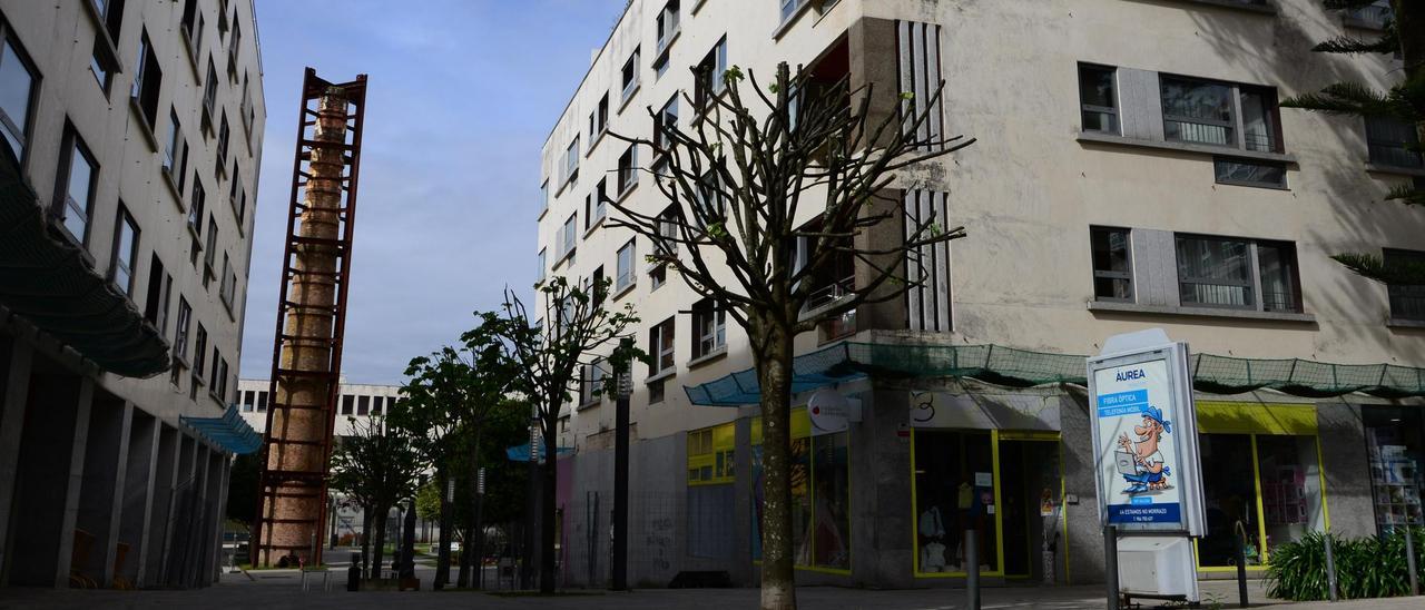 Edificios de la manzana Massó de Bueu con redes para evitar desprendimientos.