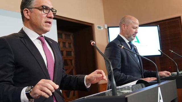 Elías Bendodo y Javier Imbroda, durante la comparecencia posterior a la reunión del Consejo de Gobierno.