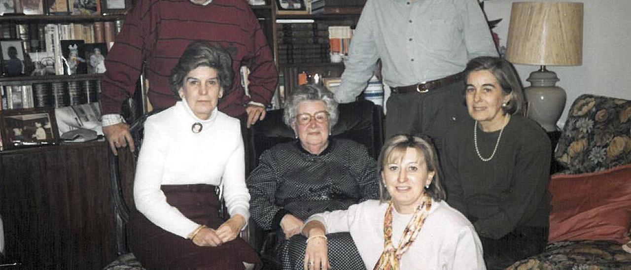 Con su madre y hermanos en 1990
