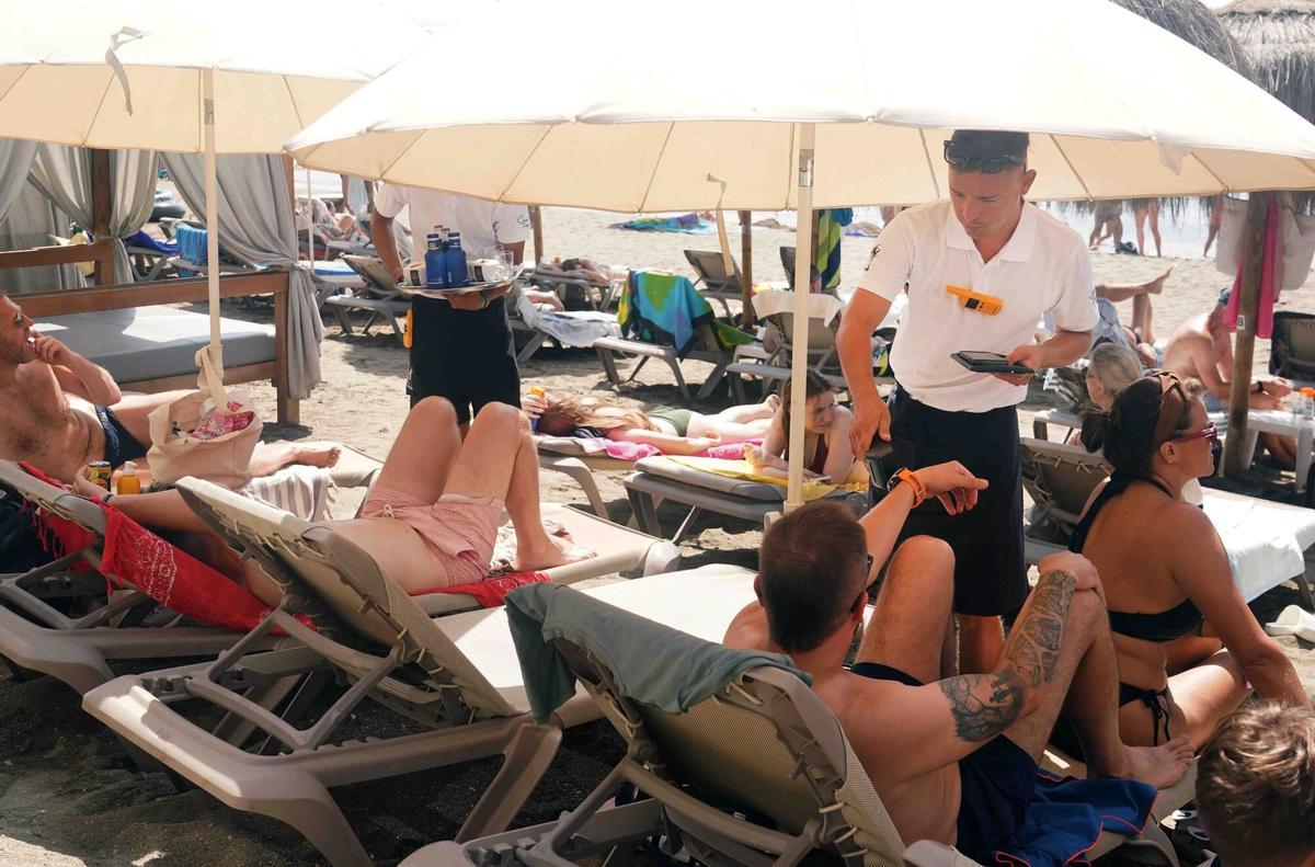 Espeteros, Camareros y hamaqueros en los chiringuitos de la playa en verano