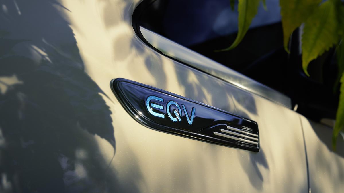 El EQV también establece el punto de referencia en su segmento, con una autonomía de hasta 418 kilómetros.
