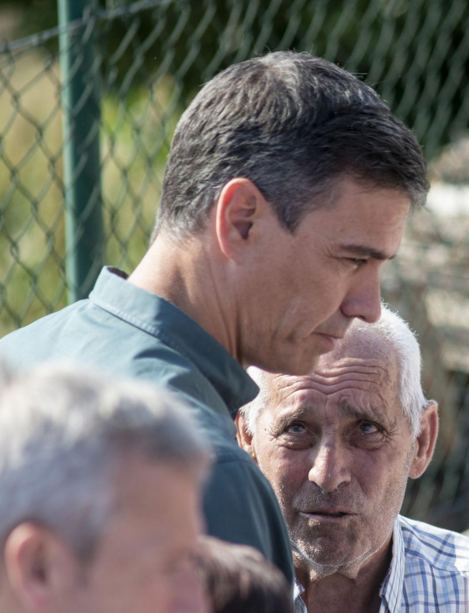 Un emocionado vecino de Alixo (O Barco), junto al presidente del Gobierno, durante su visita el pasado martes.