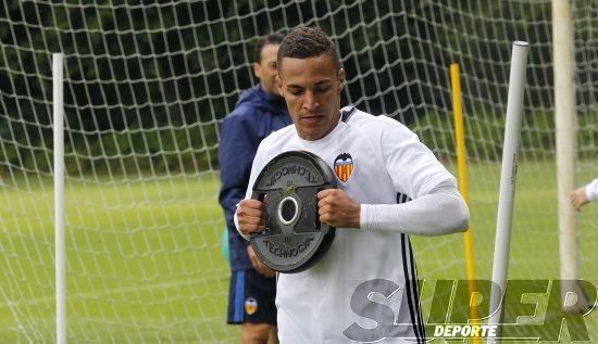 La plantilla entrena bajo la lluvia con el 'shock'