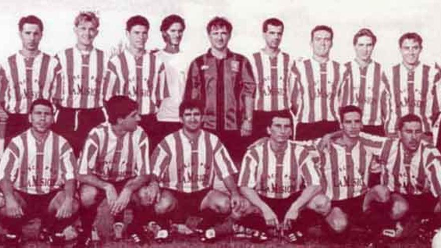 Miguel Ángel González, en el centro, con uno de los equipos del Atlético Zamora que dirigió.