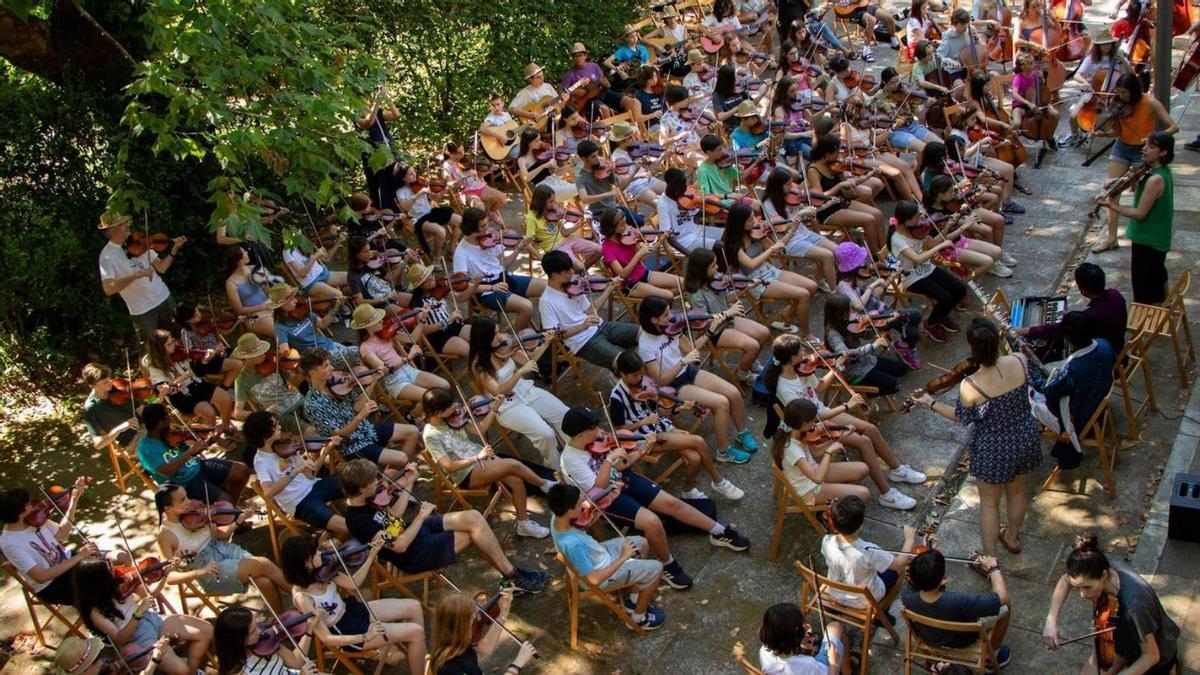 Participantes en el campamento de verano San Simón Fiddle.