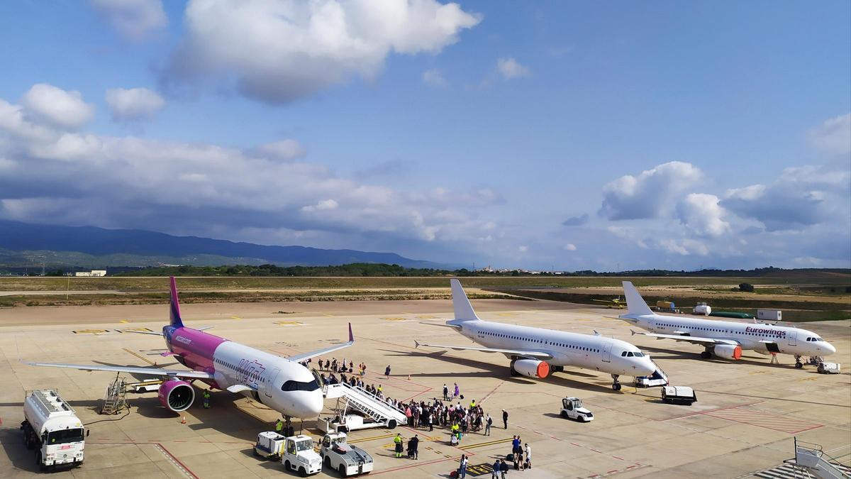 Pasajeros acceden a un avión de Wizz Air en el aeropuerto de Castellón